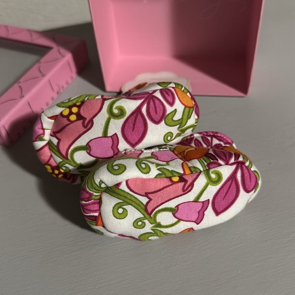 Vera Bradley Mary Jane baby shoes, “Lilli Bell" design sized for 0-6 months. - Picture 5 of 7